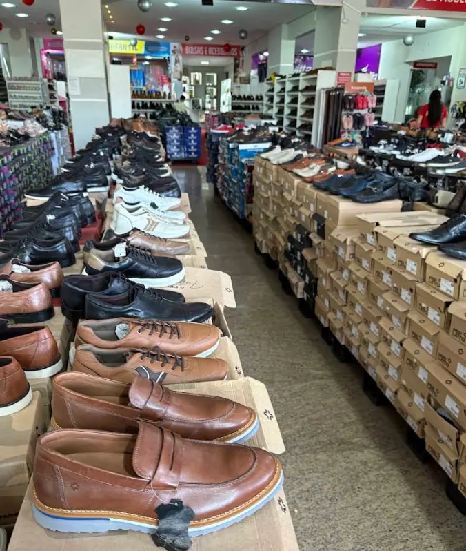 Mocassins e sapatos masculinos de couro em cima das caixas